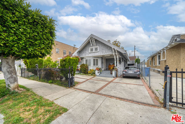 2905 W 14th Street, Los Angeles CA: https://media.crmls.org/mediaz/e80911f5-1399-48c9-8ddf-a5197a176771.jpg