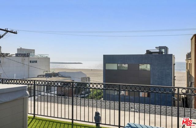 17 Privateer Street, Marina del Rey CA: https://media.crmls.org/mediaz/e8094b81-ff8b-4dfb-9bb4-706425d301c5.jpg