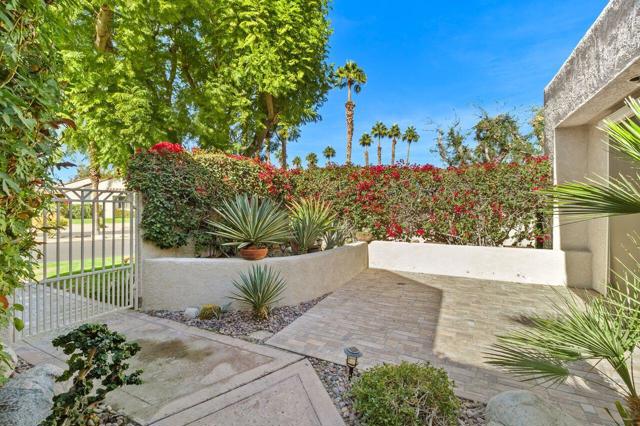 10321 Sunningdale Drive, Rancho Mirage CA: https://media.crmls.org/mediaz/e809deaf-f898-46b4-b53c-8ac63efb6e68.jpg