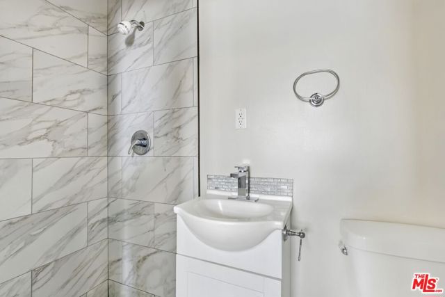 237 W Kelso Street, Inglewood CA: https://media.crmls.org/mediaz/e80a3fe7-e774-4572-b2a3-18b4dc3e4e4a.jpg