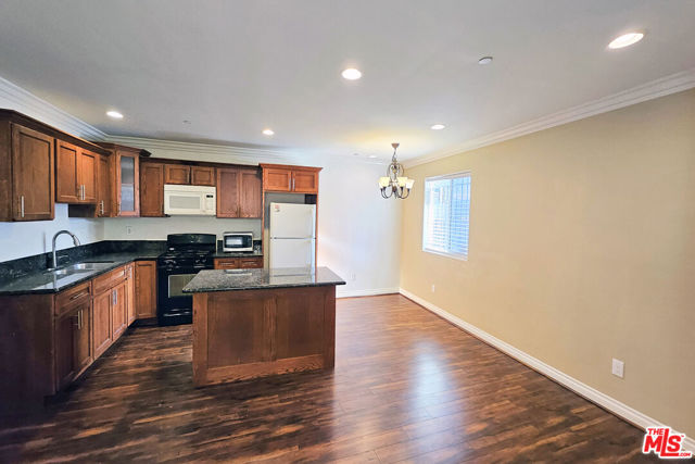 1434 Ricardo St, Los Angeles CA: https://media.crmls.org/mediaz/e80c6388-3688-4c1e-a880-12c355e280b2.jpg
