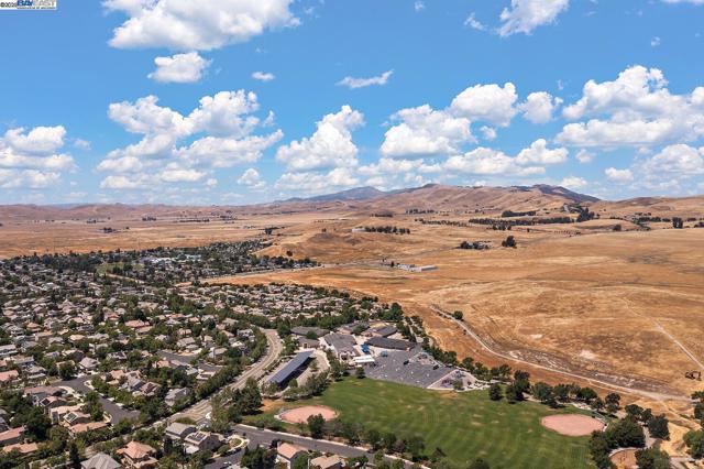 1387 Meadow Ct, Livermore CA: https://media.crmls.org/mediaz/e80d1075-44e7-495d-9551-6743d7a13d10.jpg