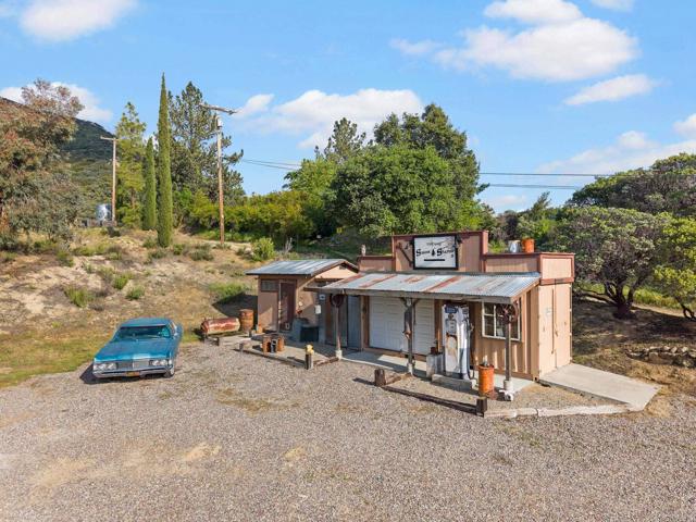 27751 Highway 79, Santa Ysabel CA: https://media.crmls.org/mediaz/e80d20f4-fc73-483c-9aae-c71a733443b6.jpg