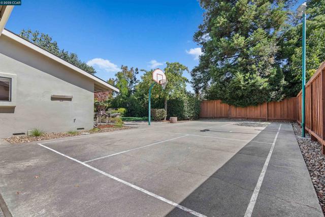 372 El Divisadero Ave, Walnut Creek CA: https://media.crmls.org/mediaz/e80d6d99-30af-43d3-9450-dd090fa81a7d.jpg