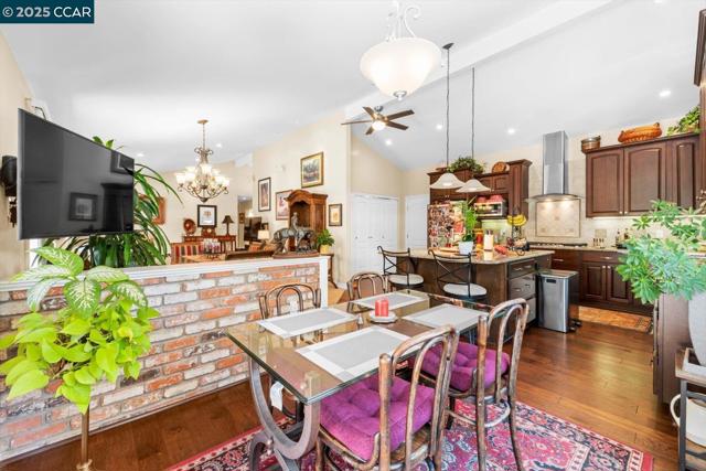 3121 Del Oceano Dr, Lafayette CA: https://media.crmls.org/mediaz/e80dfd61-1291-475f-8793-017d18eca541.jpg