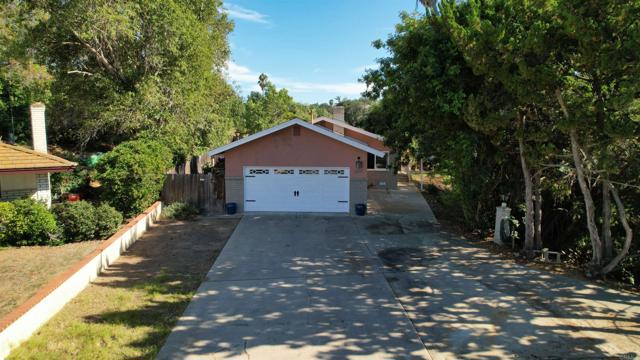 1210 Dolphin Circle, Vista CA: https://media.crmls.org/mediaz/e80e1e86-2306-4019-a0f3-6b5ebda747dc.jpg