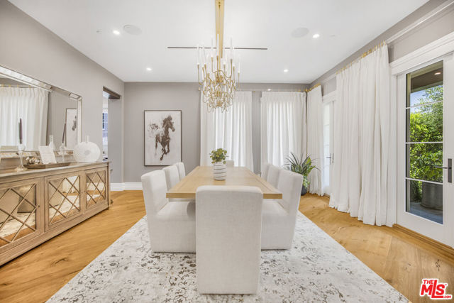 439 S Spalding Dr, Beverly Hills CA: https://media.crmls.org/mediaz/e80e3f37-814e-4059-8adc-94d4fcf611e0.jpg