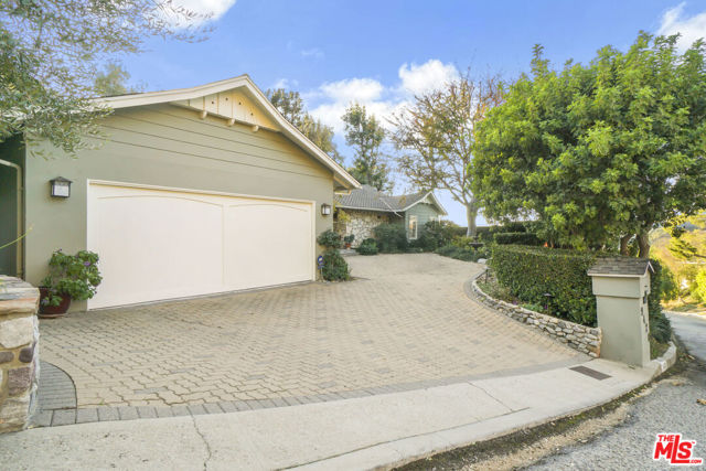 9420 Eden Drive, Beverly Hills CA: https://media.crmls.org/mediaz/e80e6d98-de20-4bd5-830b-128f5c58e885.jpg