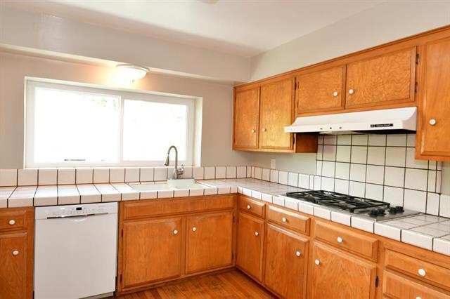 2756 Comstock Circle, Belmont CA: https://media.crmls.org/mediaz/e80e951d-6d62-4c09-b3a5-2832cb5b104e.jpg