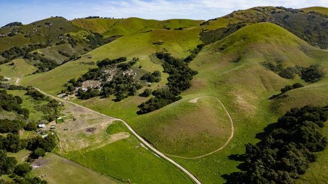 100 Old Stage Rd, San Juan Bautista CA: https://media.crmls.org/mediaz/e80f9764-c5cc-4c51-82cf-d50bd72cf456.jpg
