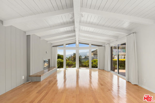 117 Ocean Way, Santa Monica CA: https://media.crmls.org/mediaz/e8103245-81e9-4391-8303-71a2c93c9f06.jpg