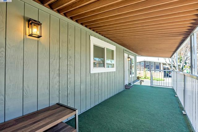 29270 Sandburg Way, Hayward CA: https://media.crmls.org/mediaz/e8115eb6-bad2-4df5-a2c1-9e3db6ae9908.jpg