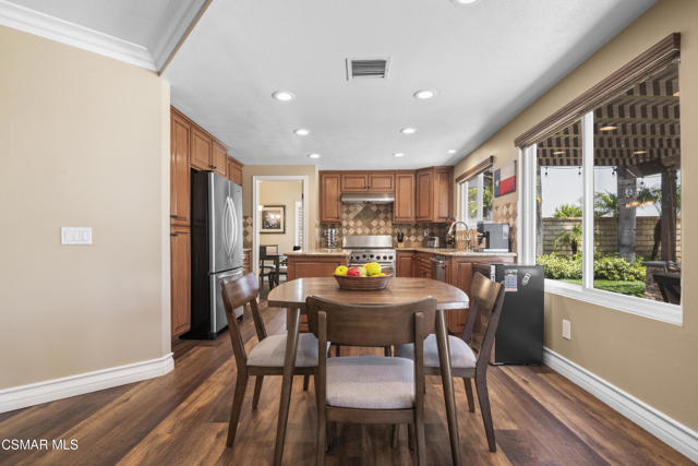 4016 Blairwood Drive, Moorpark CA: https://media.crmls.org/mediaz/e811e81a-b46d-4734-9426-0521ec0ed57f.jpg