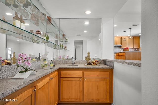 3180 Versaille Court, Thousand Oaks CA: https://media.crmls.org/mediaz/e811f064-b3f8-4bc4-9a7e-c2629266276e.jpg
