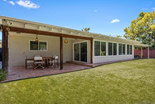 17268 Bernardo Oaks Dr, San Diego CA: https://media.crmls.org/mediaz/e813e1be-f91d-44ba-9e5c-b325b462f4d1.jpg