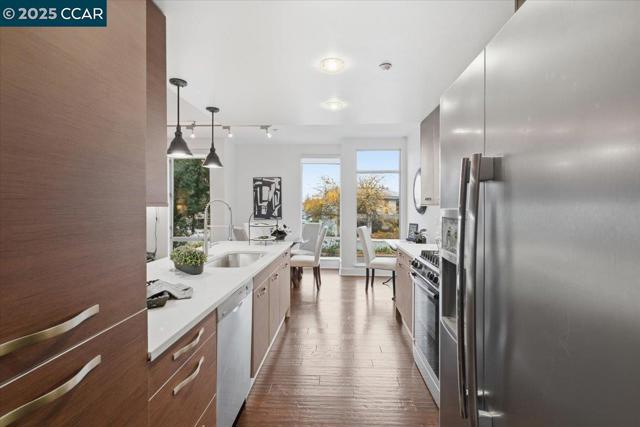 555 Ygnacio Valley Rd, Walnut Creek CA: https://media.crmls.org/mediaz/e8140500-a467-40e7-950d-f689b790ad11.jpg