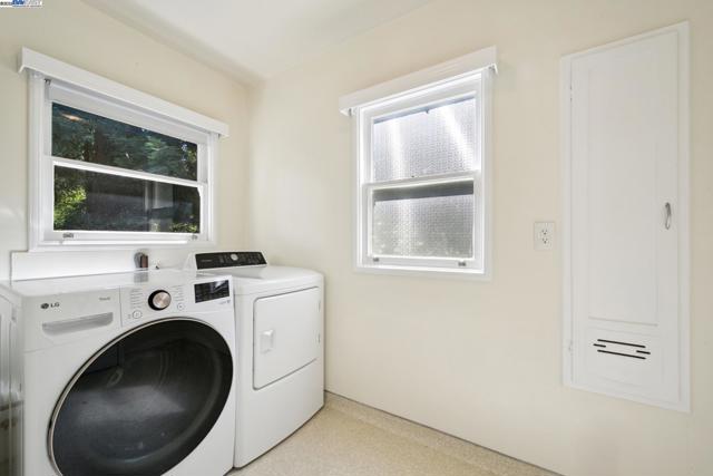1658 Gouldin Rd, Oakland CA: https://media.crmls.org/mediaz/e814c1b6-2d59-4c66-bdb8-e95f3693b34e.jpg