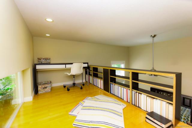 2537 Carriagedale Row, La Jolla CA: https://media.crmls.org/mediaz/e815948b-f037-48d0-9c94-8ffffbe86d2b.jpg