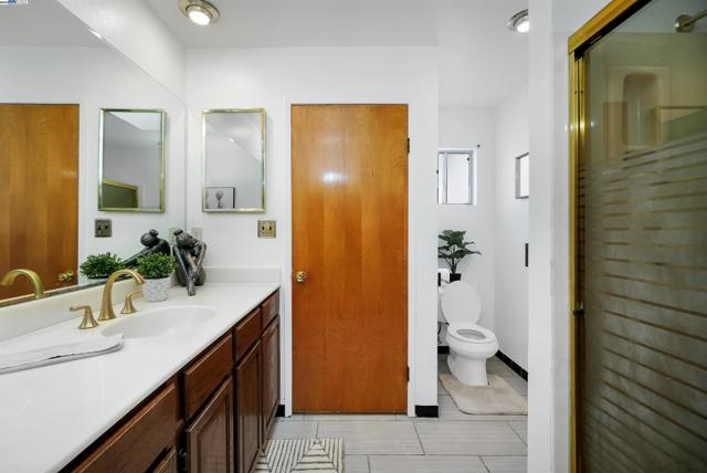 11132 Acalanes Dr, Oakland CA: https://media.crmls.org/mediaz/e81658f9-ad37-4d4e-80a4-62ee42ff2299.jpg