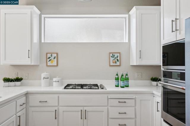 1017 45Th St, Emeryville CA: https://media.crmls.org/mediaz/e81678a5-7f64-4310-9879-20b223919325.jpg