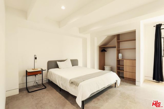 2205 Ocean Front Walk, Venice CA: https://media.crmls.org/mediaz/e816b054-6401-4760-a005-758ac17038bc.jpg