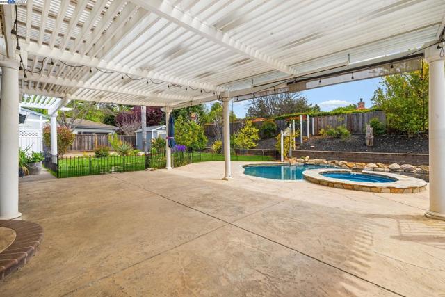 508 E Myrick Court, Clayton CA: https://media.crmls.org/mediaz/e8171502-556f-4287-835f-6d74eeef74fa.jpg