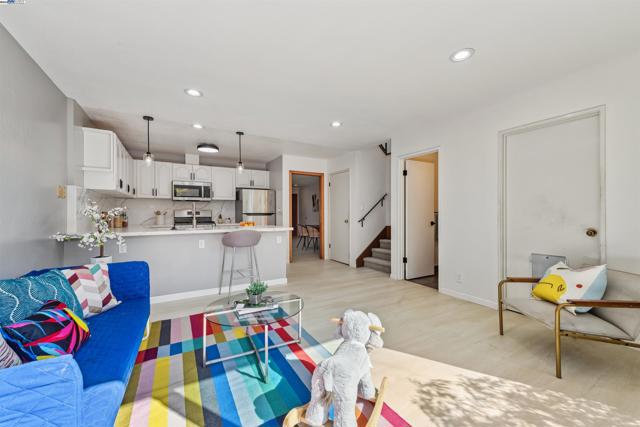 1026 Trellis Ln, Alameda CA: https://media.crmls.org/mediaz/e8175cc2-b50c-4013-9611-cbebd6eca101.jpg