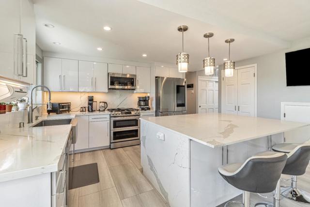 11550 Skyline Boulevard, Oakland CA: https://media.crmls.org/mediaz/e8176c07-1b00-4d83-94f9-8fee9801bd72.jpg
