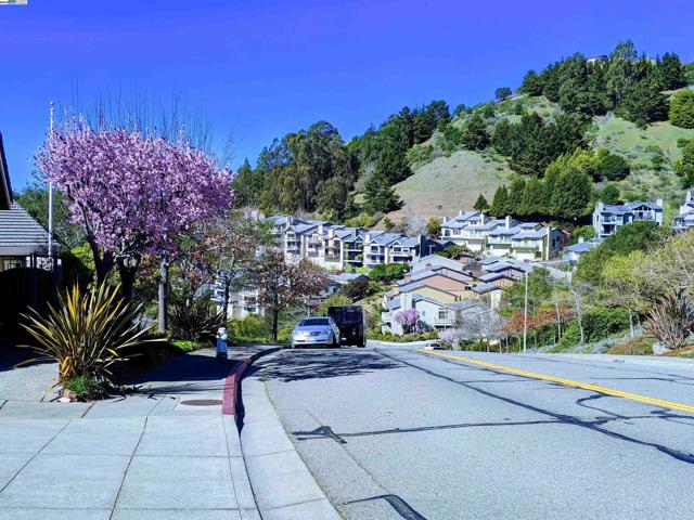 37 Binnacle Hl, Oakland CA: https://media.crmls.org/mediaz/e8183e61-2e13-4e9c-8522-798d515f5dfb.jpg