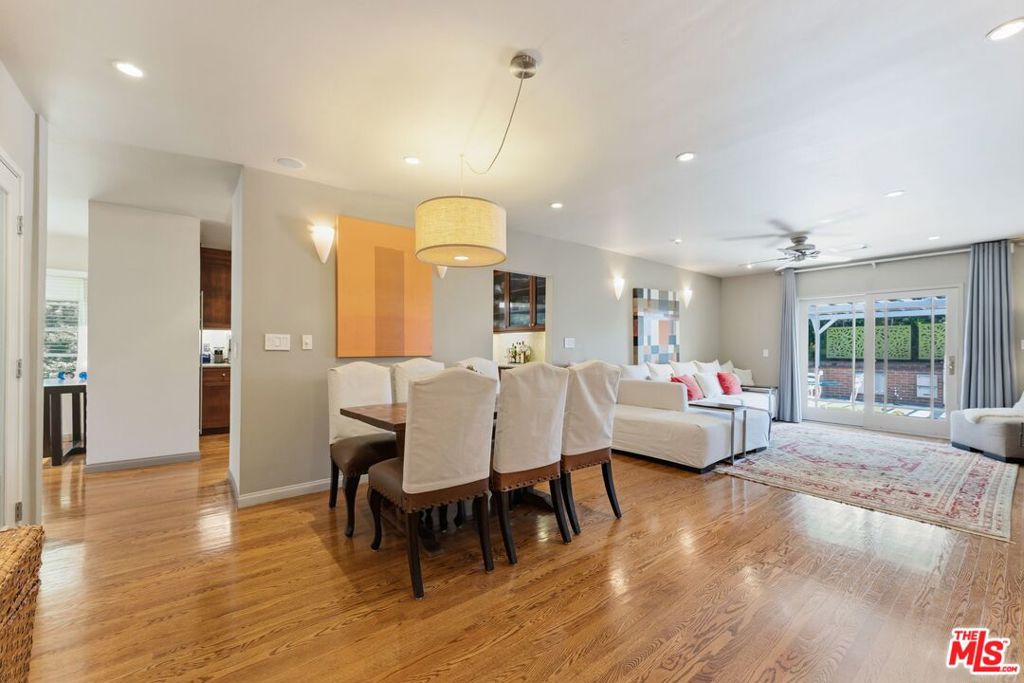https://media.crmls.org/mediaz/e818c4c1-ce5b-45c4-94e0-7ec0c2e91839.jpg?preset=X-Large