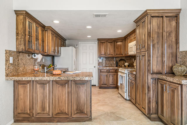 76955 Turendot Street, Palm Desert CA: https://media.crmls.org/mediaz/e819119f-a39d-45e3-8276-66142d4acd30.jpg