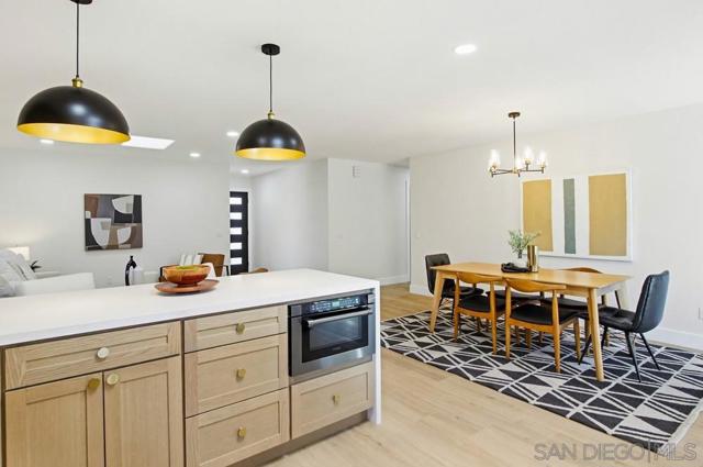 9555 Via Pereza, San Diego CA: https://media.crmls.org/mediaz/e819b92d-64cc-408d-8581-e243fc3478ac.jpg