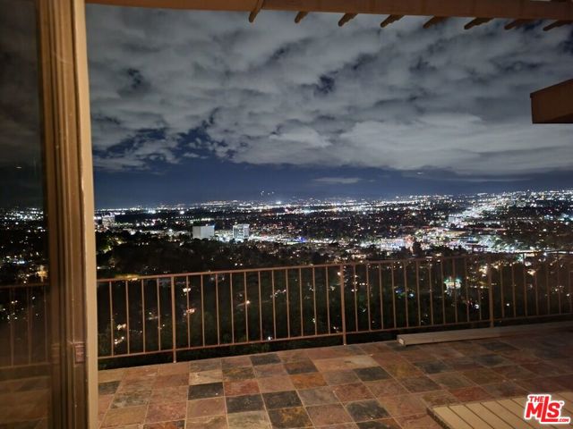3873 Beverly Ridge Drive, Sherman Oaks CA: https://media.crmls.org/mediaz/e81a31f8-9993-4aa4-bf20-f1021ffec561.jpg