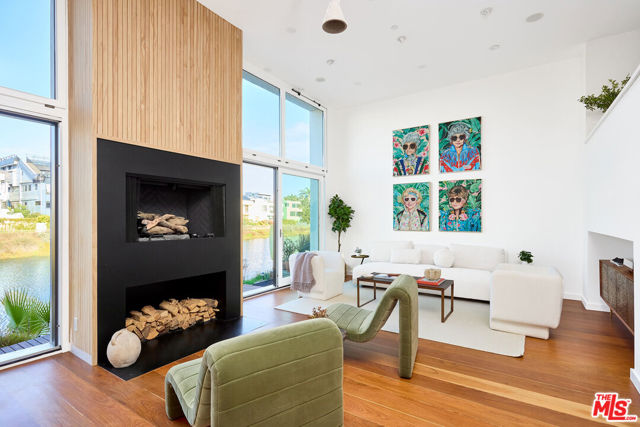 5106 Pacific Avenue, Marina del Rey CA: https://media.crmls.org/mediaz/e81a5067-f746-4aaf-af51-f0ce316f8472.jpg