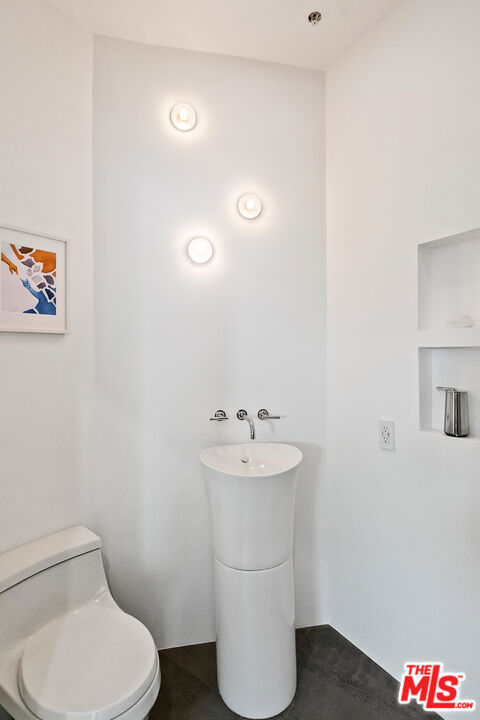 Image 20 of 50 For 270 Palisades Beach Road 203