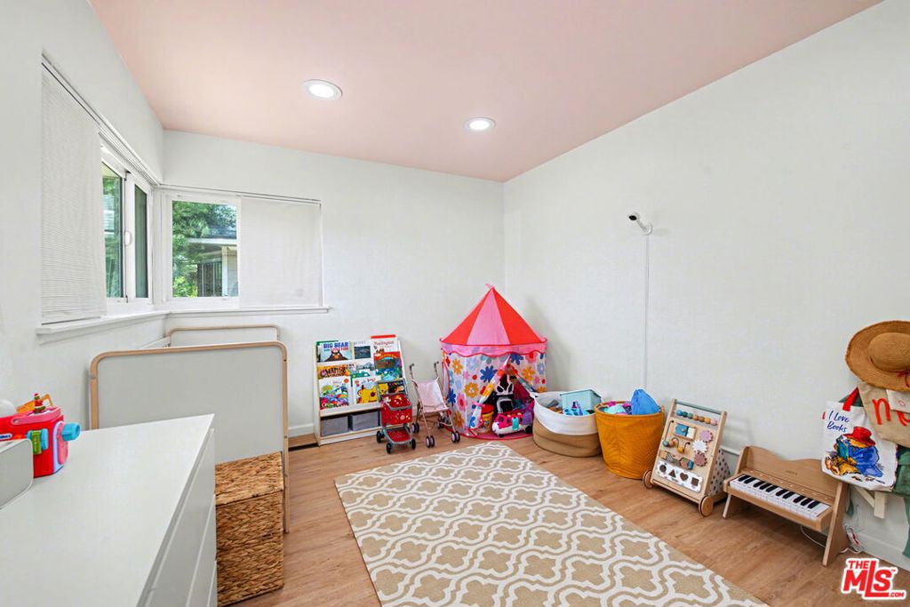 https://media.crmls.org/mediaz/e81b3c99-f718-42fa-a5d4-5669993d9c6e.jpg?preset=X-Large