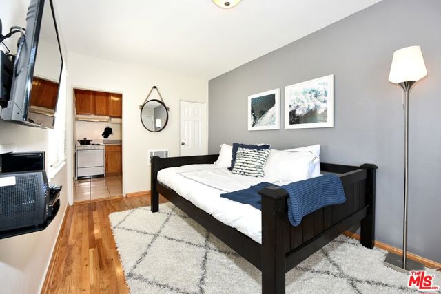 16 Clubhouse Avenue, Venice CA: https://media.crmls.org/mediaz/e81b410c-d42c-42f8-b64c-e983505b5137.jpg