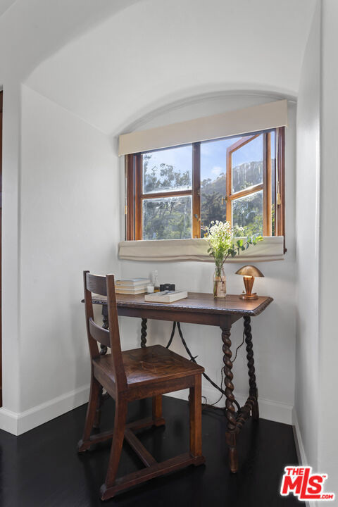 1811 Courtney Avenue, Los Angeles CA: https://media.crmls.org/mediaz/e81b6372-b478-4d78-87f8-e3c3401e3bfa.jpg