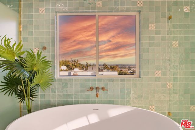 905 Berkeley Street, Santa Monica CA: https://media.crmls.org/mediaz/e81b6e9e-b637-46cc-a6be-e2ba5df5b3ab.jpg