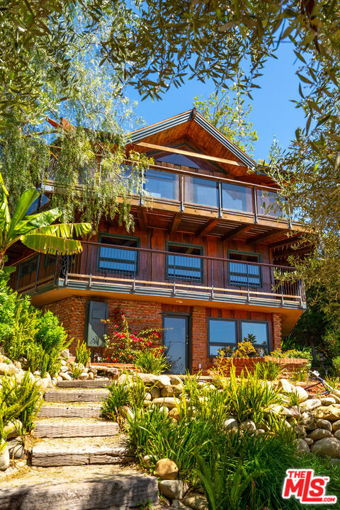 440 Mariposa Drive, Ventura CA: https://media.crmls.org/mediaz/e81b9ee3-26ba-449e-9df1-3f0d217e7c97.jpg