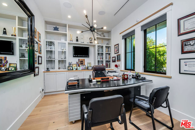 4365 Kraft Avenue, Studio City CA: https://media.crmls.org/mediaz/e81cf651-b83d-470a-9fec-40469690165a.jpg