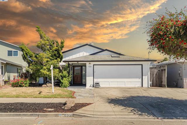 924 Magnolia Dr, Alameda CA: https://media.crmls.org/mediaz/e81d8311-5e9c-477f-ac3a-996b97d58c76.jpg