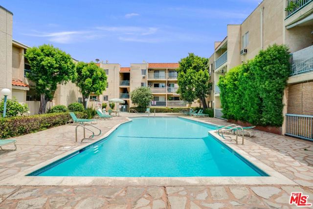 18307 Burbank Boulevard, Tarzana CA: https://media.crmls.org/mediaz/e81d8b2b-574b-44b6-8292-c93957620f21.jpg