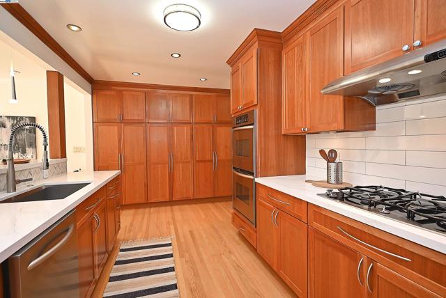 Image 11 of 36 For 2044 Strang Ave