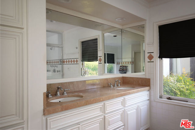 18625 Wells Drive, Tarzana CA: https://media.crmls.org/mediaz/e81e8fea-cff6-478e-9545-70a29bf3f880.jpg