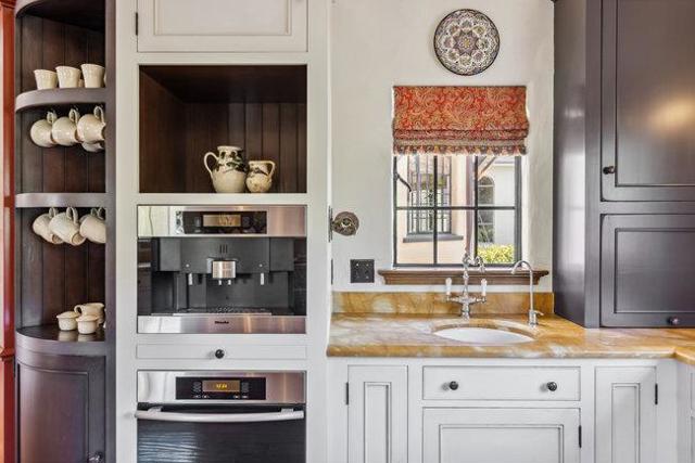 2307 Easton Drive, Burlingame CA: https://media.crmls.org/mediaz/e81f8fc7-4cbc-4112-8538-bd318f536a69.jpg