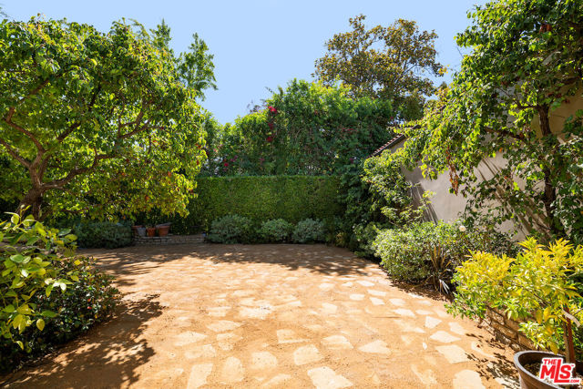 143 S Muirfield Road, Los Angeles CA: https://media.crmls.org/mediaz/e820519f-6fe6-449d-b17d-8e732e4297a1.jpg