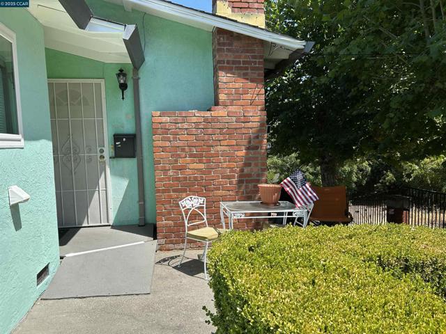 826 Veale, Martinez CA: https://media.crmls.org/mediaz/e8211b5e-7a6a-472e-a466-c5b467ecf880.jpg