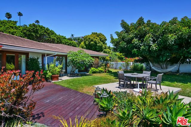 1166 LAS PULGAS Place, Pacific Palisades CA: https://media.crmls.org/mediaz/e8219d73-aa06-42af-941e-eebeeb90e375.jpg