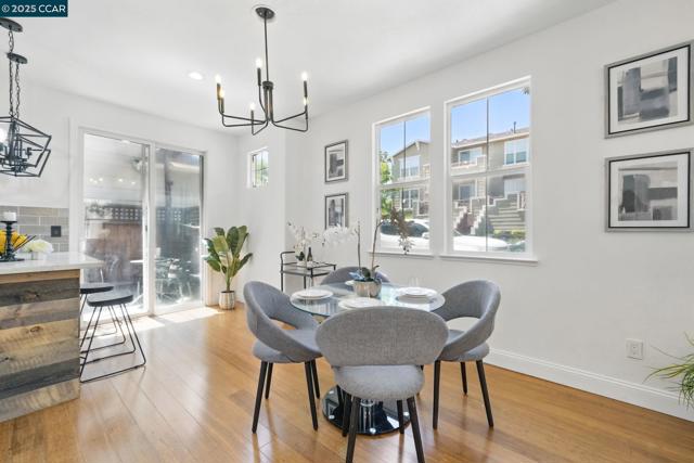 10708 Prince Royal Ct, Oakland CA: https://media.crmls.org/mediaz/e821f7d5-3bd1-4b79-adae-745022db7bc1.jpg